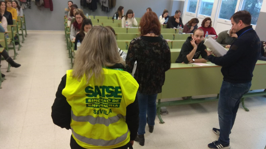 Apoyo a los más de 34.000 opositores que se examinan este sábado en Andalucía